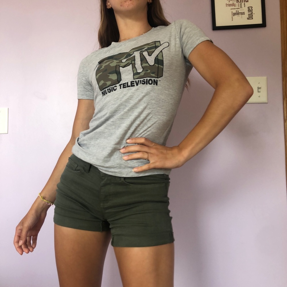 light gray MTV t shirt